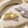 Alfinetes de folhas dourado e prateado com pérola e cristais