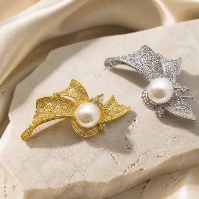 Alfinetes de folhas dourado e prateado com pérola e cristais