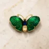 Alfinete de peito borboleta verde com acabamento dourado