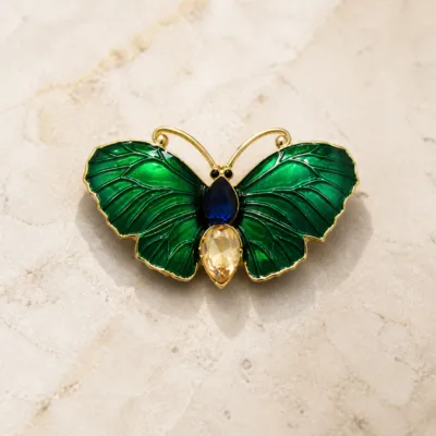 Alfinete de peito borboleta verde com acabamento dourado