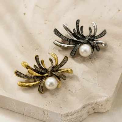 Alfinetes aranha dourado e prateado com pérolas brancas