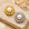Alfinetes flor radiante dourado e prateado com pérolas brancas