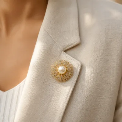 Alfinete flor radiante dourado aplicado numa lapela