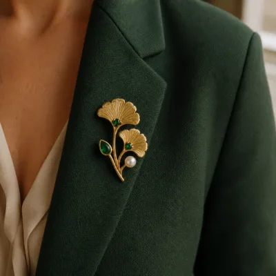 Alfinete botânico dourado aplicado numa lapela verde