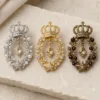 Três alfinetes medalhão com coroa nos modelos prateado, dourado e bordô