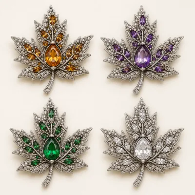 Quatro variantes do alfinete folha de bordo em âmbar, roxo, verde e transparente