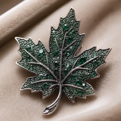 Alfinete folha de bordo verde com cristais