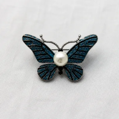 Alfinete borboleta azul com cristais e pérola