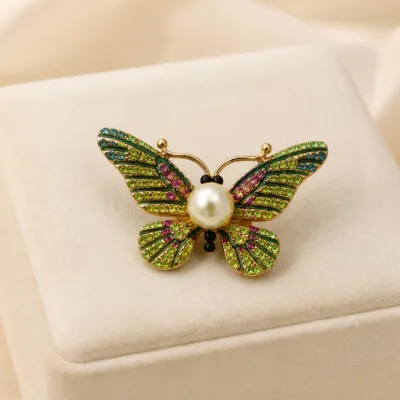 Alfinete borboleta verde multicolor com cristais e pérola