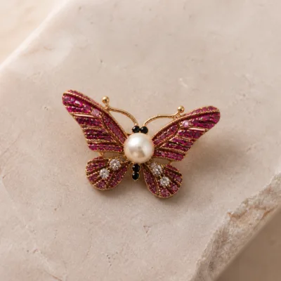 Alfinete borboleta rosa com cristais e pérola