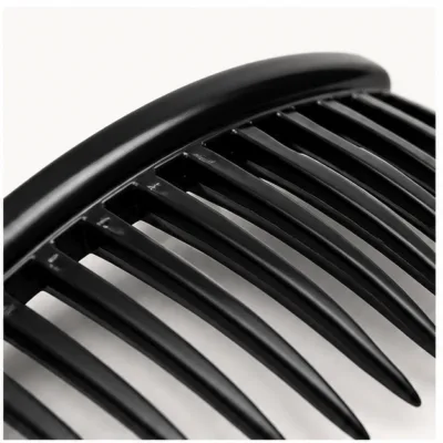 Pormenor dos dentes e da superfície em acrílico preto