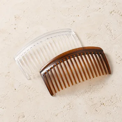 Conjunto de dois pentes de cabelo transparentes e castanhos