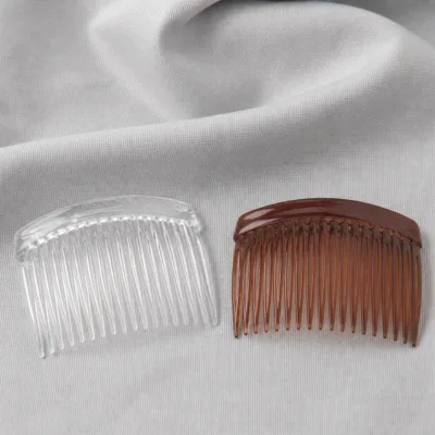 Pentes de cabelo em acrílico transparente e castanho sobre tecido
