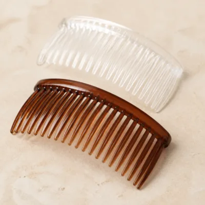 Detalhe dos dentes e do acrílico dos pentes de cabelo