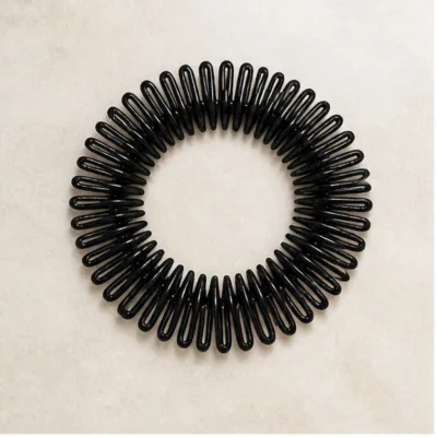 Travessa circular flexível preta para cabelo