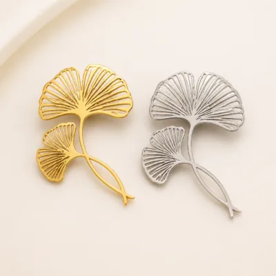 Alfinetes de peito com folhas de ginkgo dourado e prateado