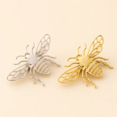 Alfinetes de peito em forma de abelha prateado e dourado