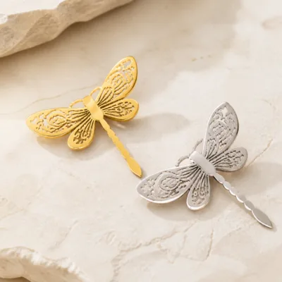 Alfinetes de peito em forma de libélula dourado e prateado