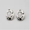 Par de brincos aro oval orgânico prateados