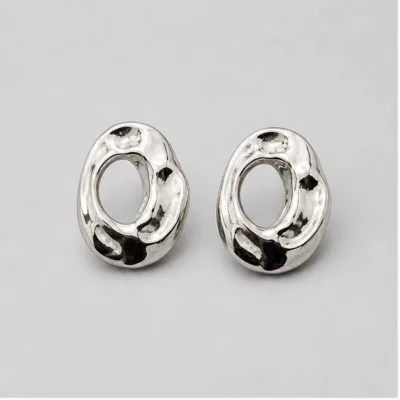 Par de brincos aro oval orgânico prateados