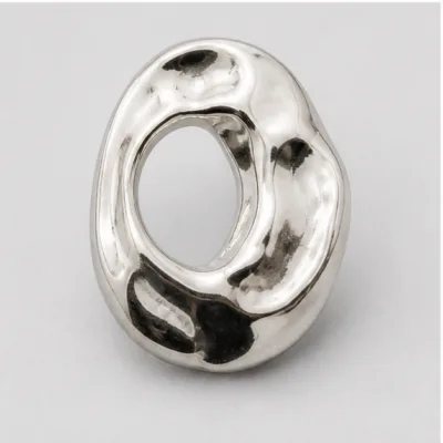 Pormenor do contorno irregular do aro oval prateado