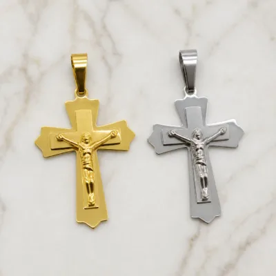 Variantes dourada e prateada do pendente crucifixo em aço