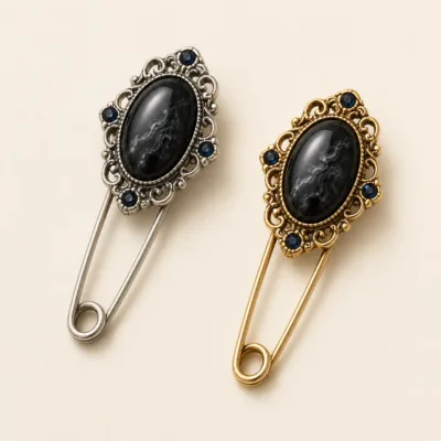 Alfinetes vintage com cabochão preto em prateado e dourado