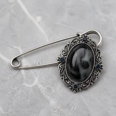 Alfinete vintage prateado com cabochão oval preto