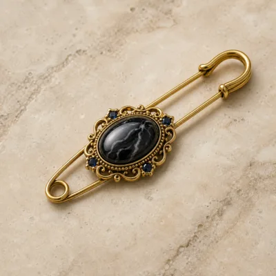 Alfinete vintage dourado com cabochão oval preto