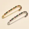 Alfinetes com flores de cristais multicolor em dourado e prateado