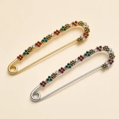 Alfinetes com flores de cristais multicolor em dourado e prateado
