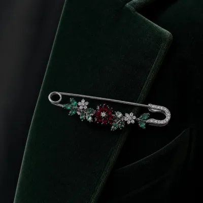 Alfinete prateado com cristais multicolor num blazer verde-escuro