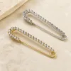 Alfinetes compridos com cristais em prateado e dourado