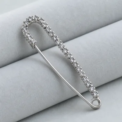 Alfinete comprido prateado com cristais transparentes