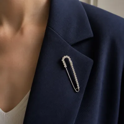 Alfinete prateado com cristais aplicado num blazer azul-marinho
