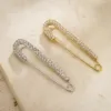 Alfinetes largos pavé com cristais em prateado e dourado