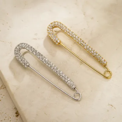 Alfinetes largos pavé com cristais em prateado e dourado