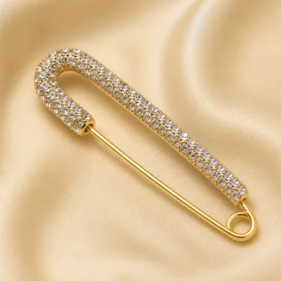 Alfinete largo dourado com várias filas de cristais transparentes