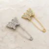Alfinetes borboleta com cristais em prateado e dourado