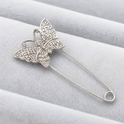 Alfinete borboleta prateado com cristais transparentes