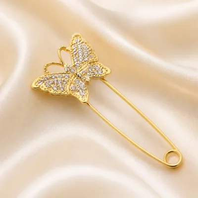 Alfinete borboleta dourado com cristais transparentes