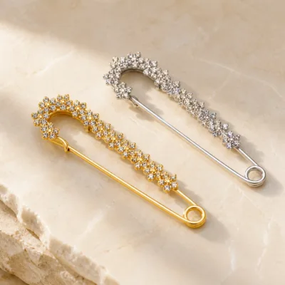 Alfinetes florais com cristais em prateado e dourado