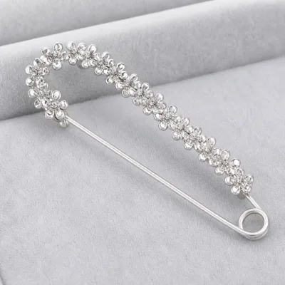 Alfinete floral prateado com cristais transparentes