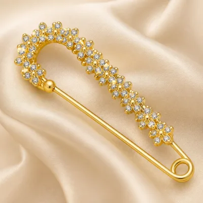 Alfinete floral dourado com cristais transparentes