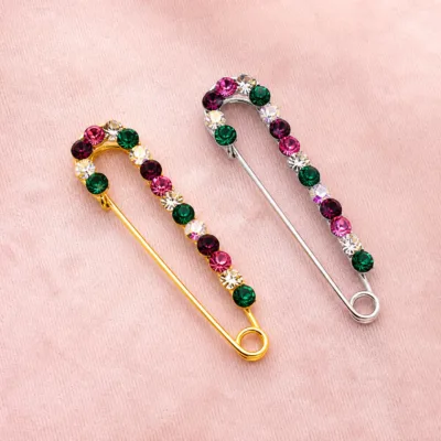 Alfinetes com cristais coloridos em acabamento dourado e prateado
