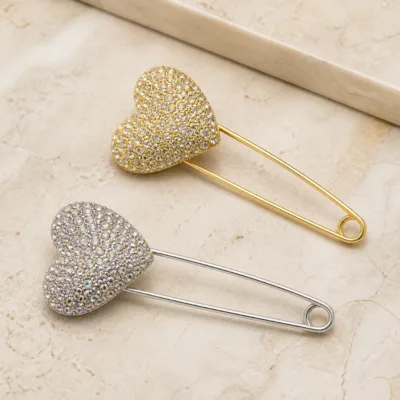 Alfinetes compridos com coração de cristais em dourado e prateado
