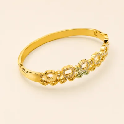 Bracelete dourado Modelo A com elos geométricos e cristais