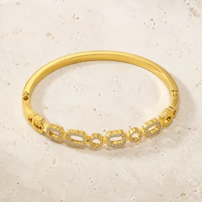 Bracelete dourado Modelo A sobre pedra clara