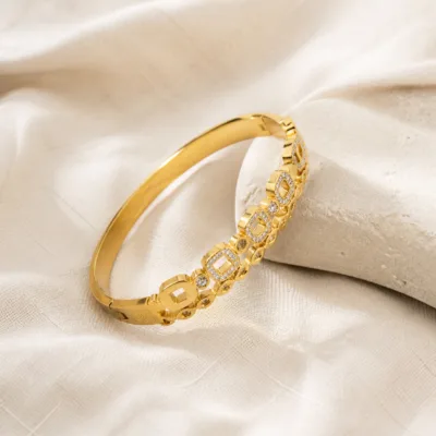 Bracelete dourado Modelo A com cristais sobre linho