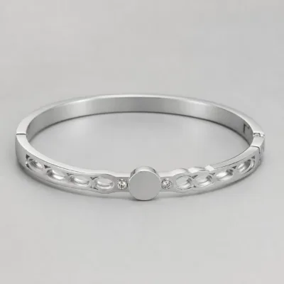 Vista frontal do bracelete prateado com cristais